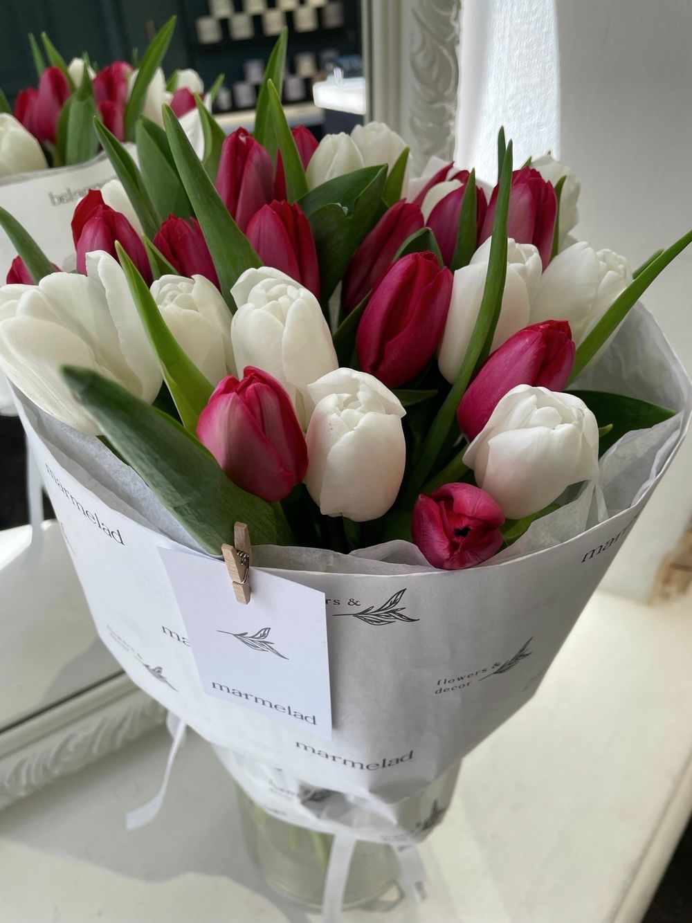 Букет из 25 классических белых и красных тюльпанов