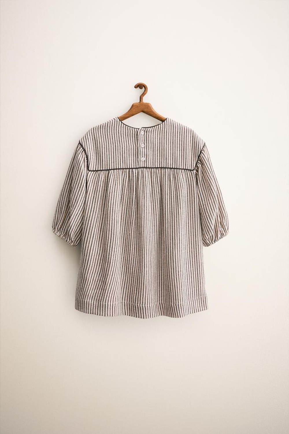 ZARA TIMELESS — ПЛАТЬЕ В ПОЛОСКУ С ПРИНТОМ, ЭКРЮ