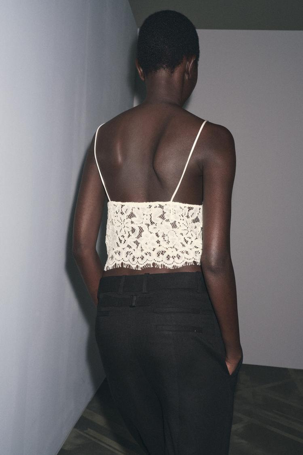 ZARA УКОРОЧЕННЫЙ ТОП С ВЫШИВКОЙ, ЭКРЮ