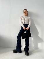 Блузка BD colleсtion однотонная приталенная из гипюра на золотых пуговицах