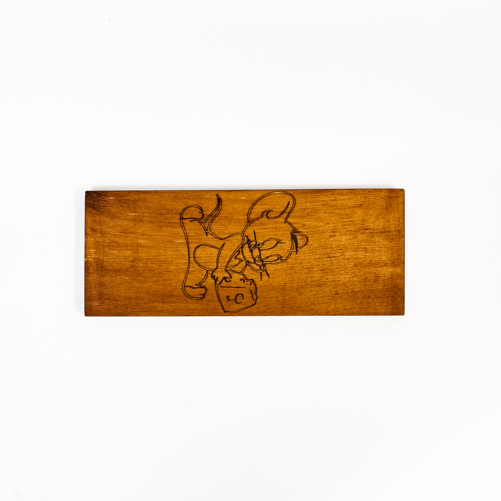 Деревянная разделочная доска из цельного куска древесины сибирского кедра для сыра с гравировкой "Мышонок с сыром" RD26