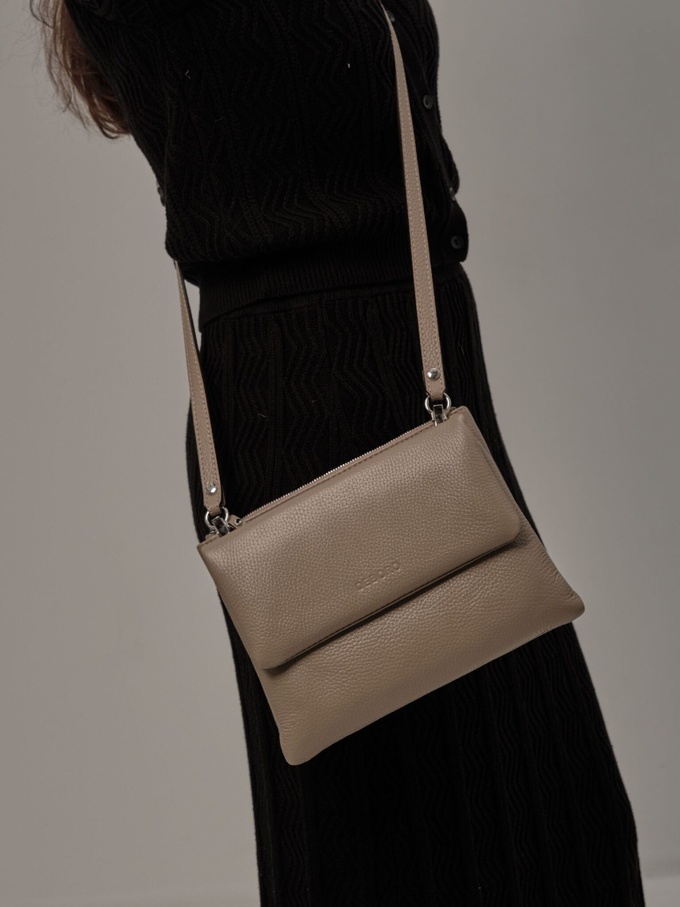 Сумка кожаная на плечо кросс-боди бежевая