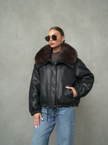 Черная куртка-пуховик из эко-кожи с накладным мехом
