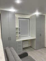 Шкафы с рабочей зоной возле окна под заказ