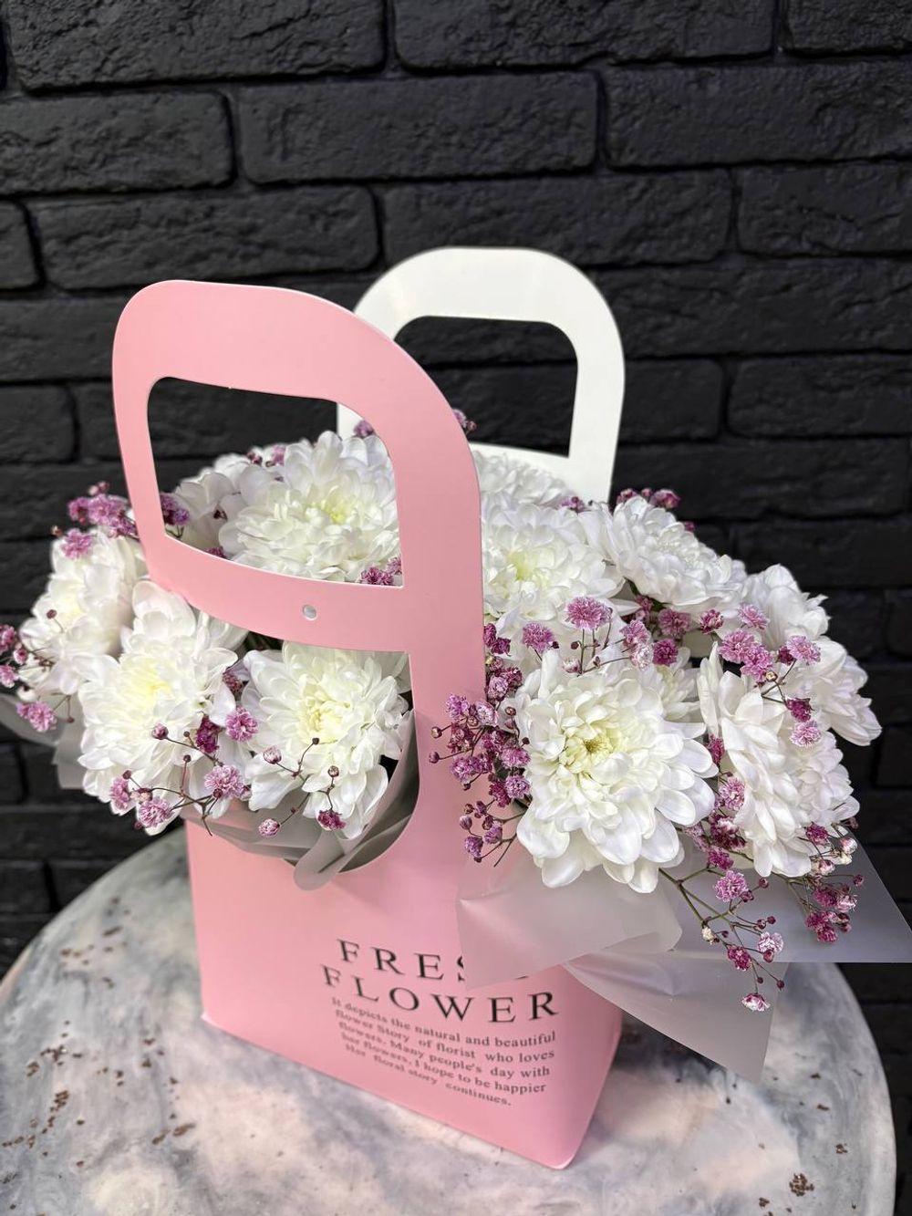 Сумочка с хризантемой и гипсофилой