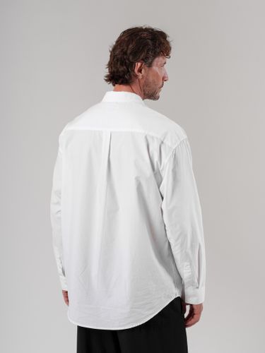 Белая хлопковая рубашка с нагрудным карманом