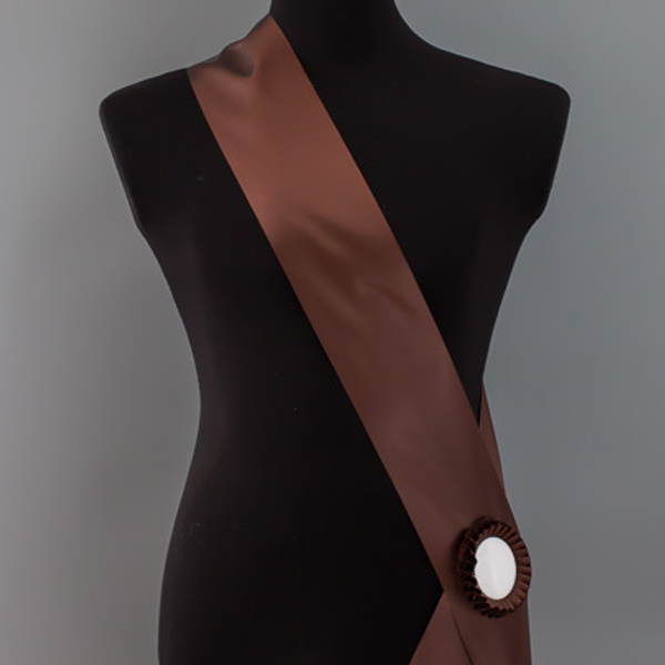 Лента наградная для конкурса красоты С НАНЕСЕНИЕМ. Цвет ленты КОРИЧНЕВЫЙ. Крепление розетка с лого.