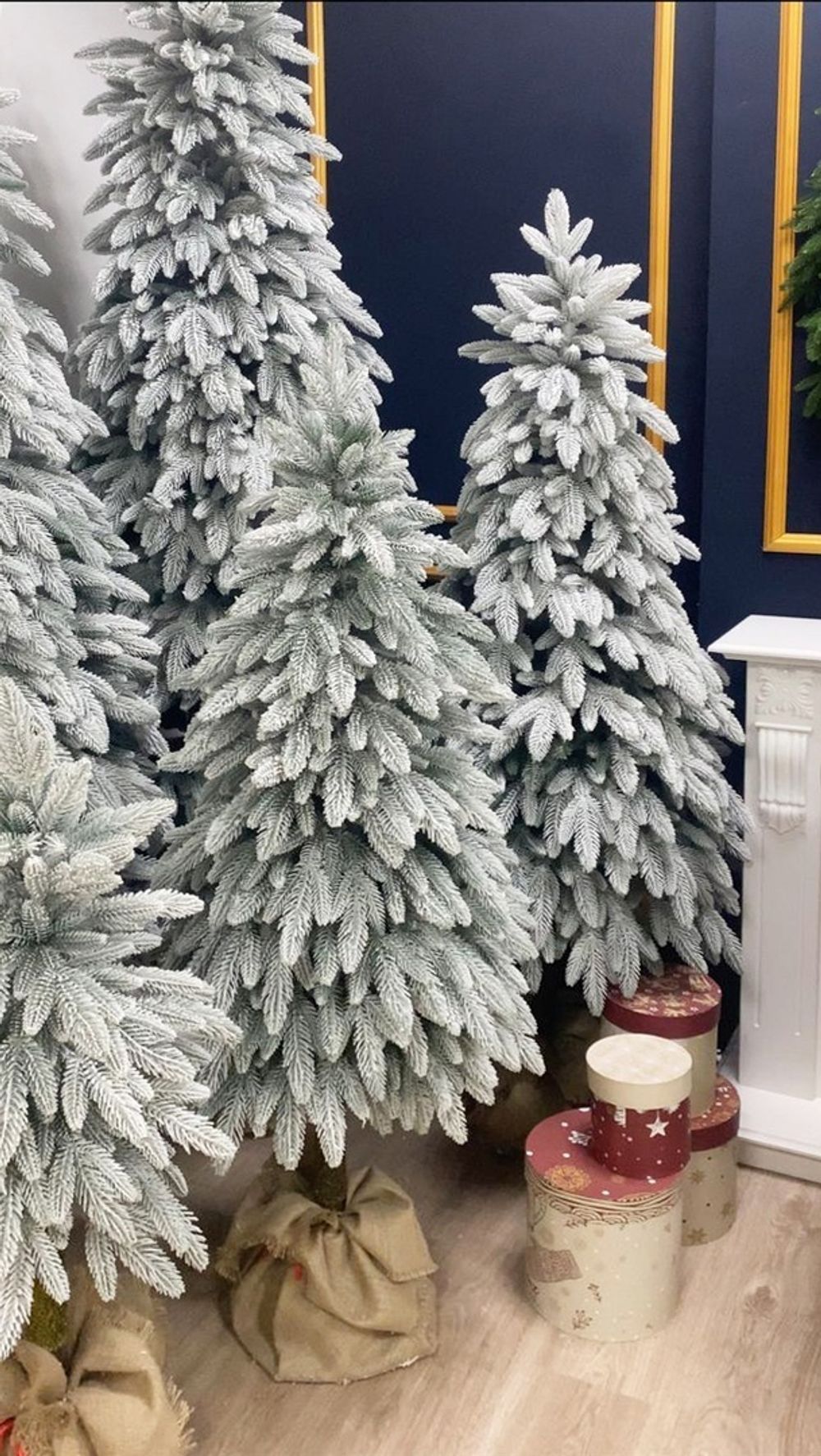 заснеженная ель на ножке "Иветта"