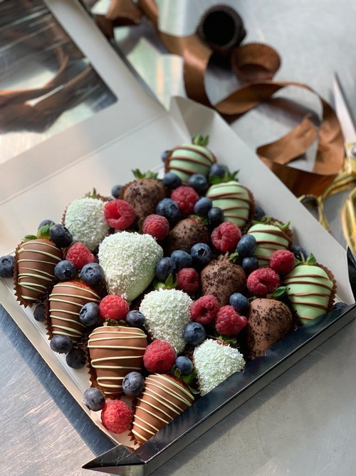 Набор 16 клубник в шоколаде + 2 доп ягоды крафт