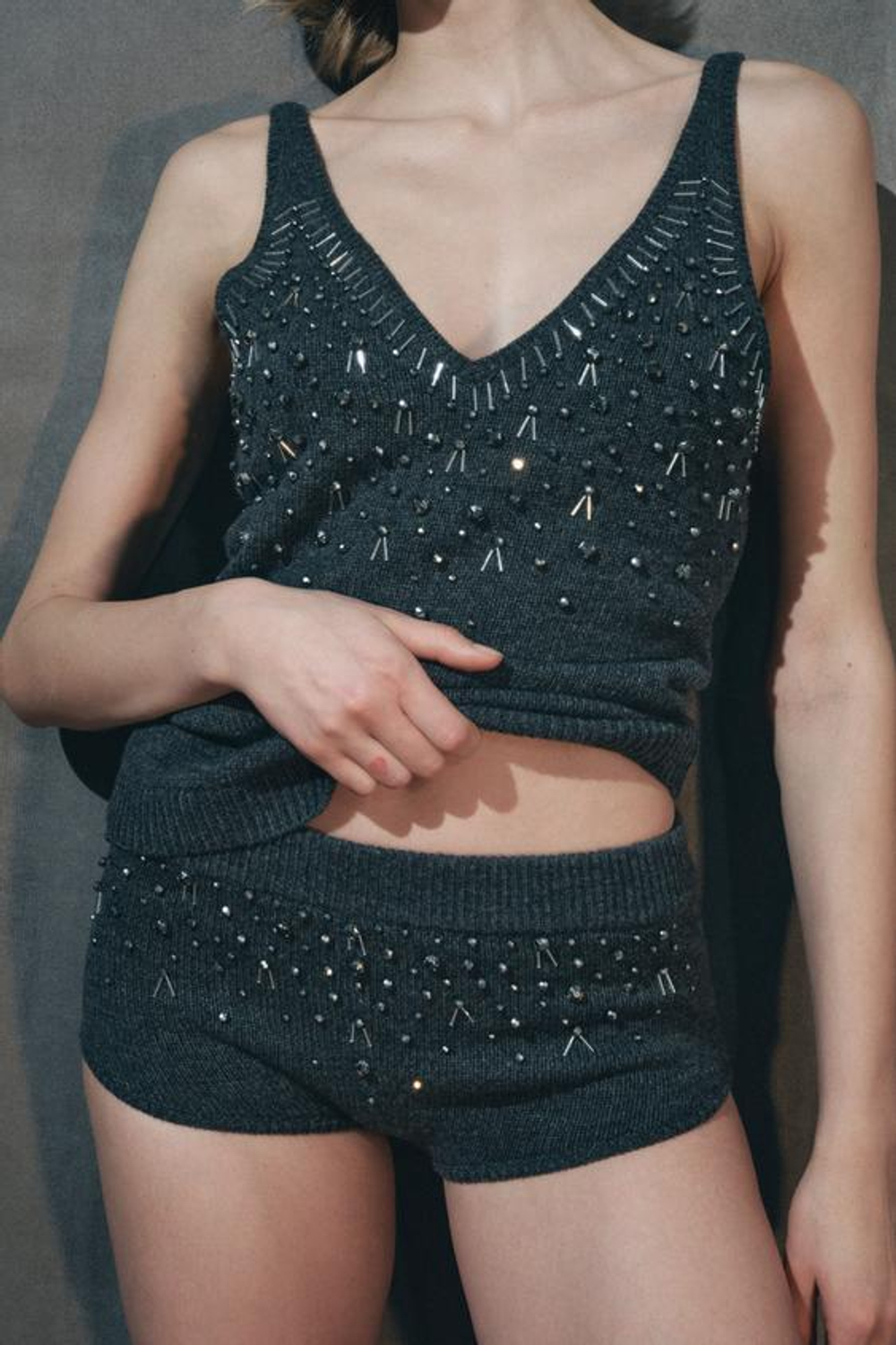ZARA ТРИКОТАЖНЫЙ ТОП С БУСИНАМИ И СТРАЗАМИ, ТЕМНО-СЕРЫЙ