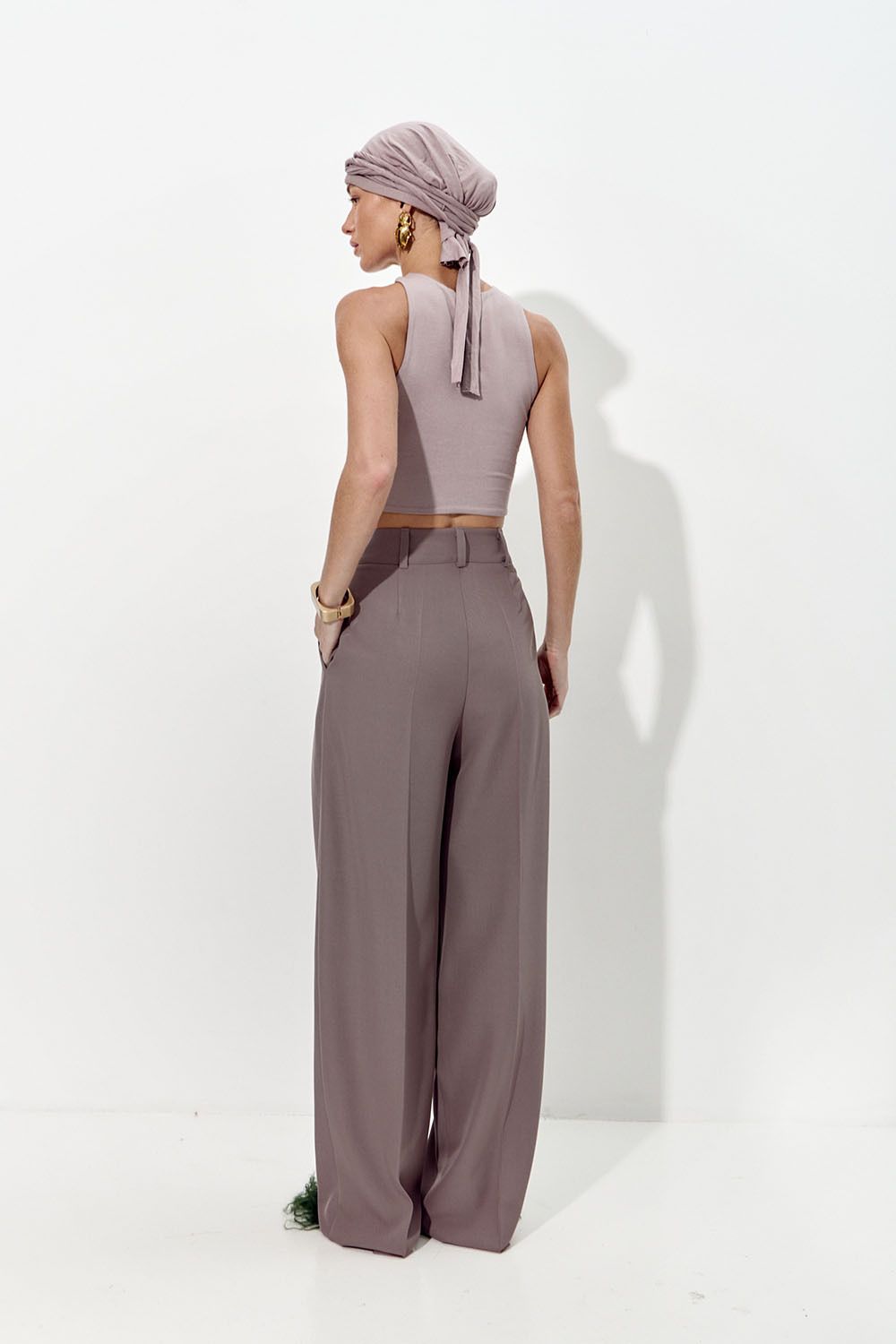 Брюки палаццо свободные с защипами цвета тауп