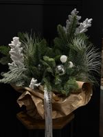 Композиция из хвои с заснежеными ветками, шарами и бусами