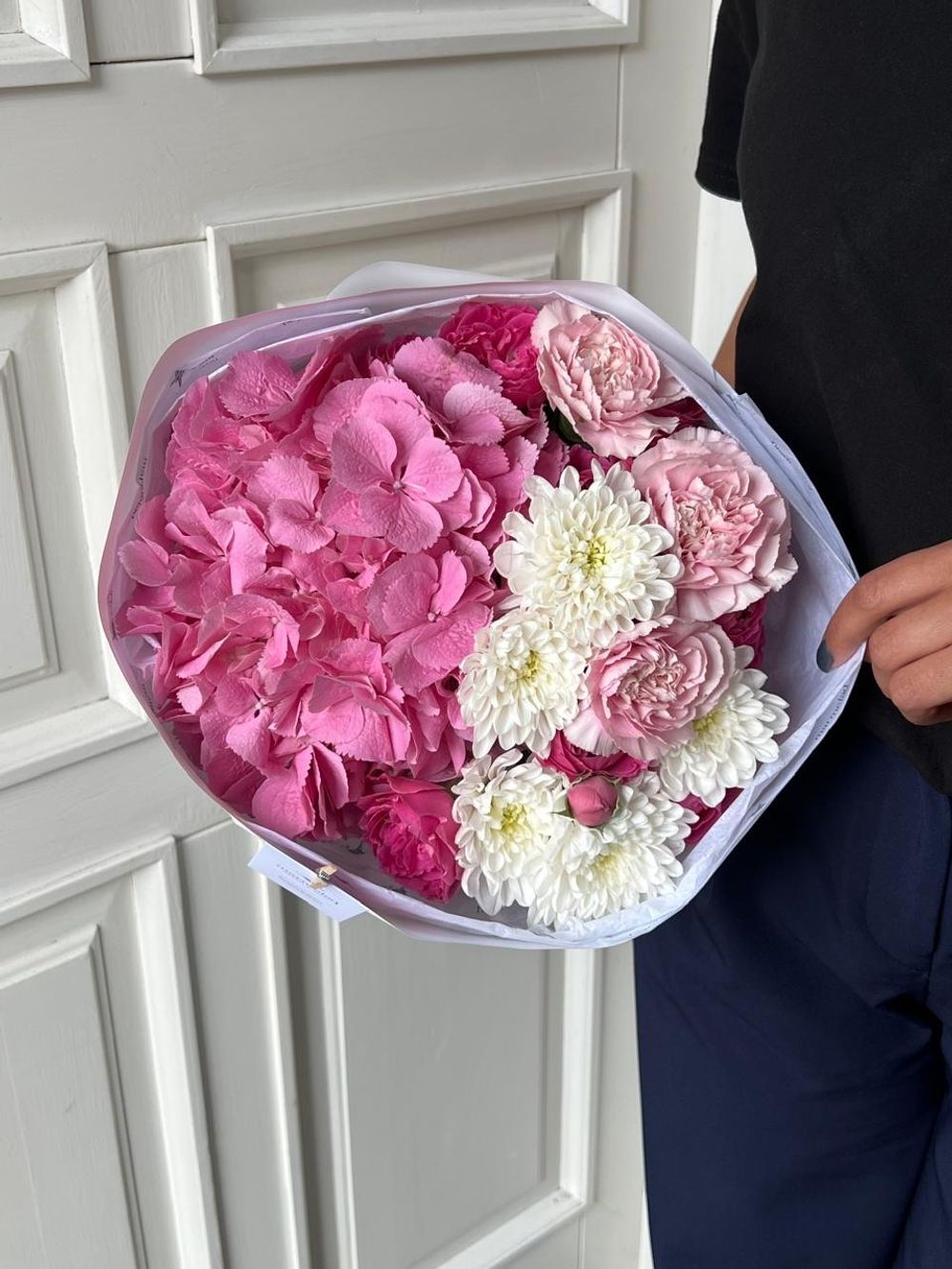 Сборный  букет из гортензии, хризантемы и диантусов