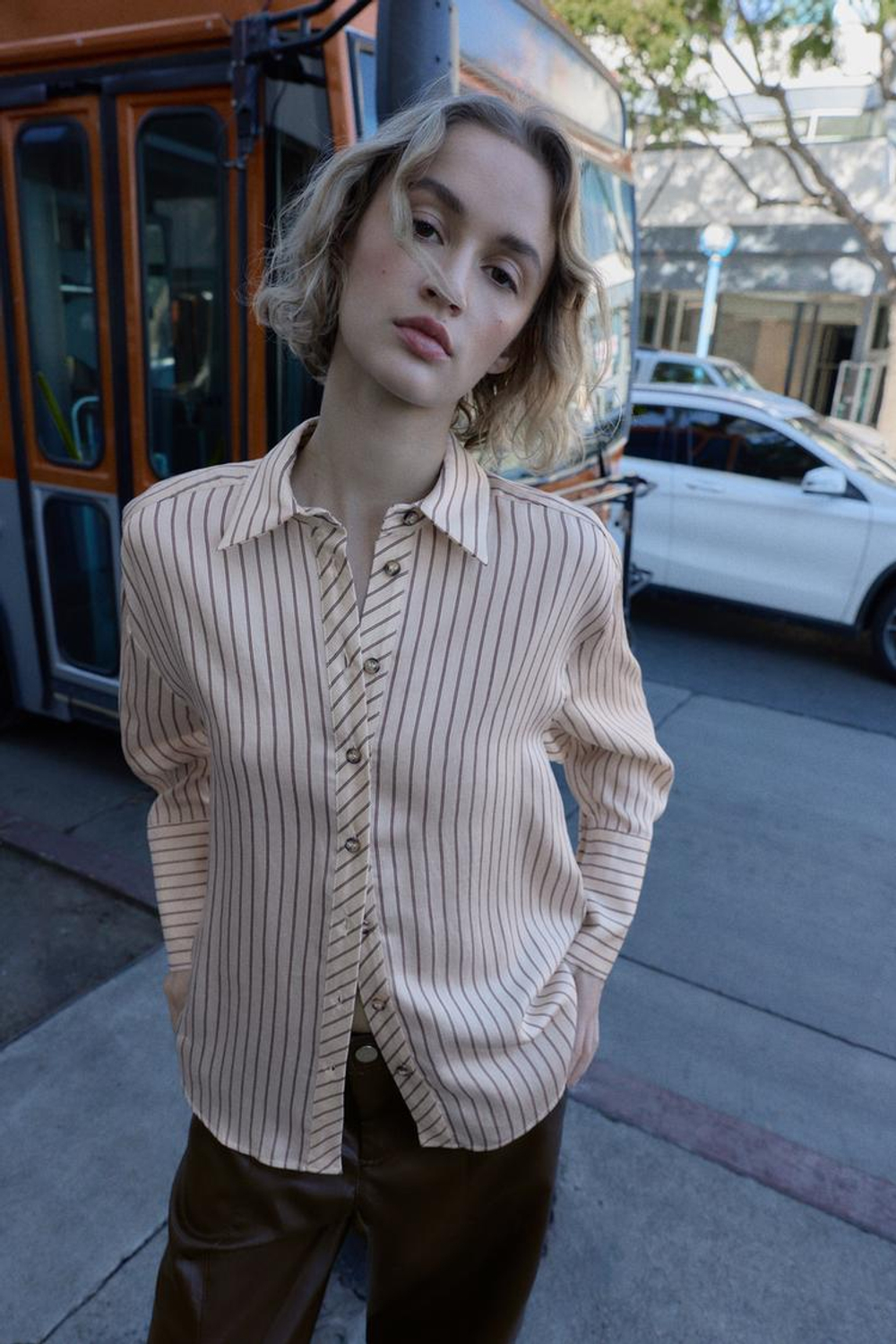 ZARA РУБАШКА В ПОЛОСКУ С ШИРОКИМИ МАНЖЕТАМИ, ЭКРЮ/ГРАНАТОВЫЙ