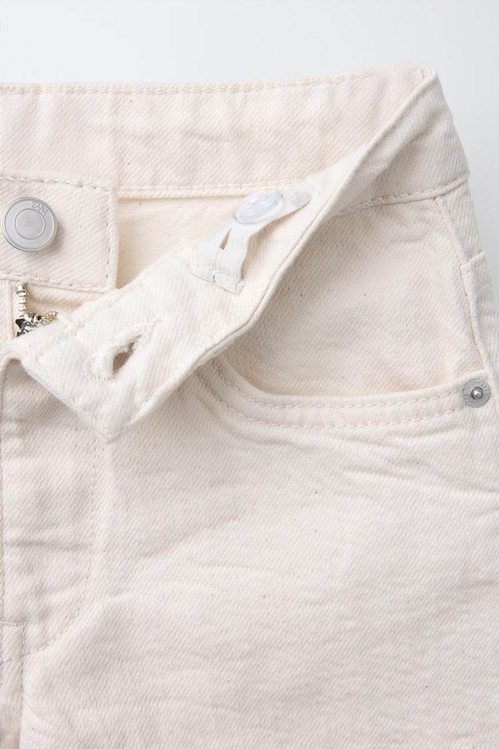 ZARA ДЖИНСОВЫЕ ШОРТЫ С ВЫШИВКОЙ, ЭКРЮ