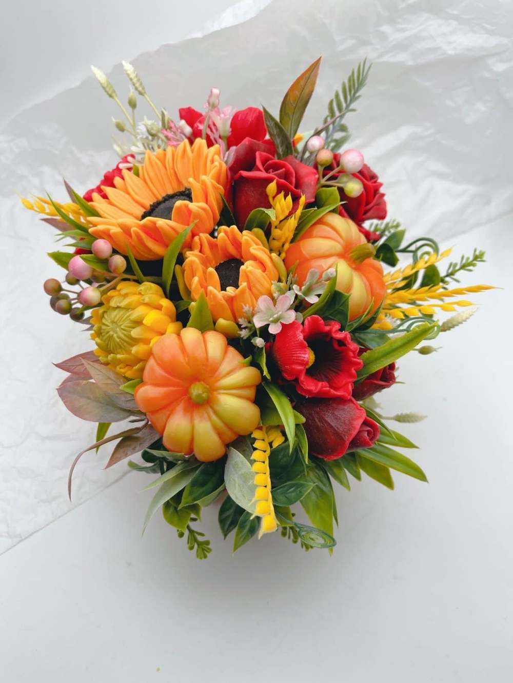 Букет «Подсолнухи и розы, сумочка»