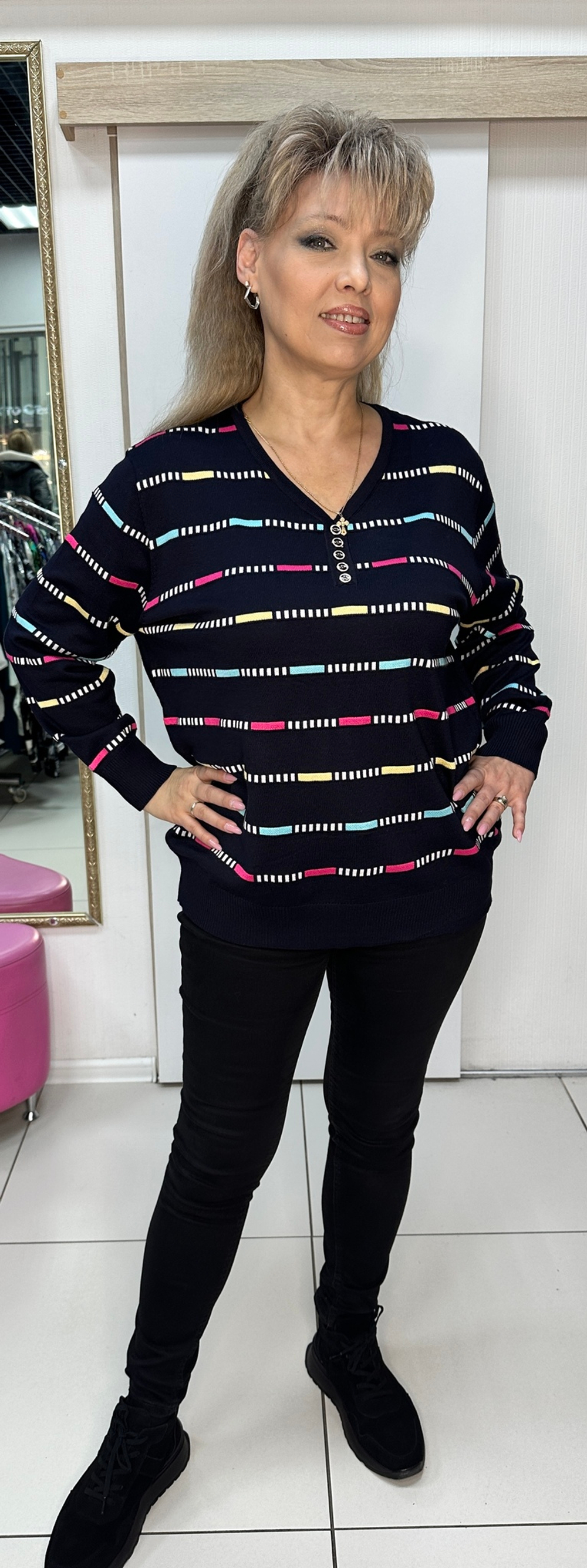 Темно-синий джемпер с цветным пунктиром