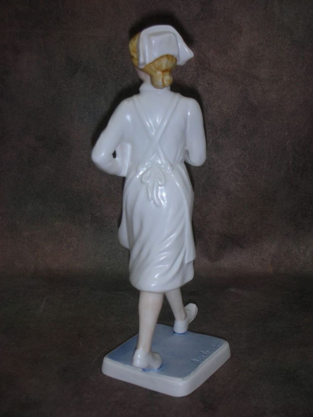 Статуэтка. Фарфор. Медсестра. Goebel. Германия