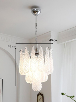 Элегантная подвесная люстра с металлическим каркасом и каскадом фактурных стеклянных плафонов.