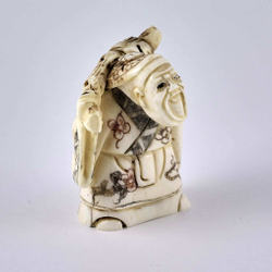 Нэцкэ Дзюродзин с корзиной рыбы через плечо