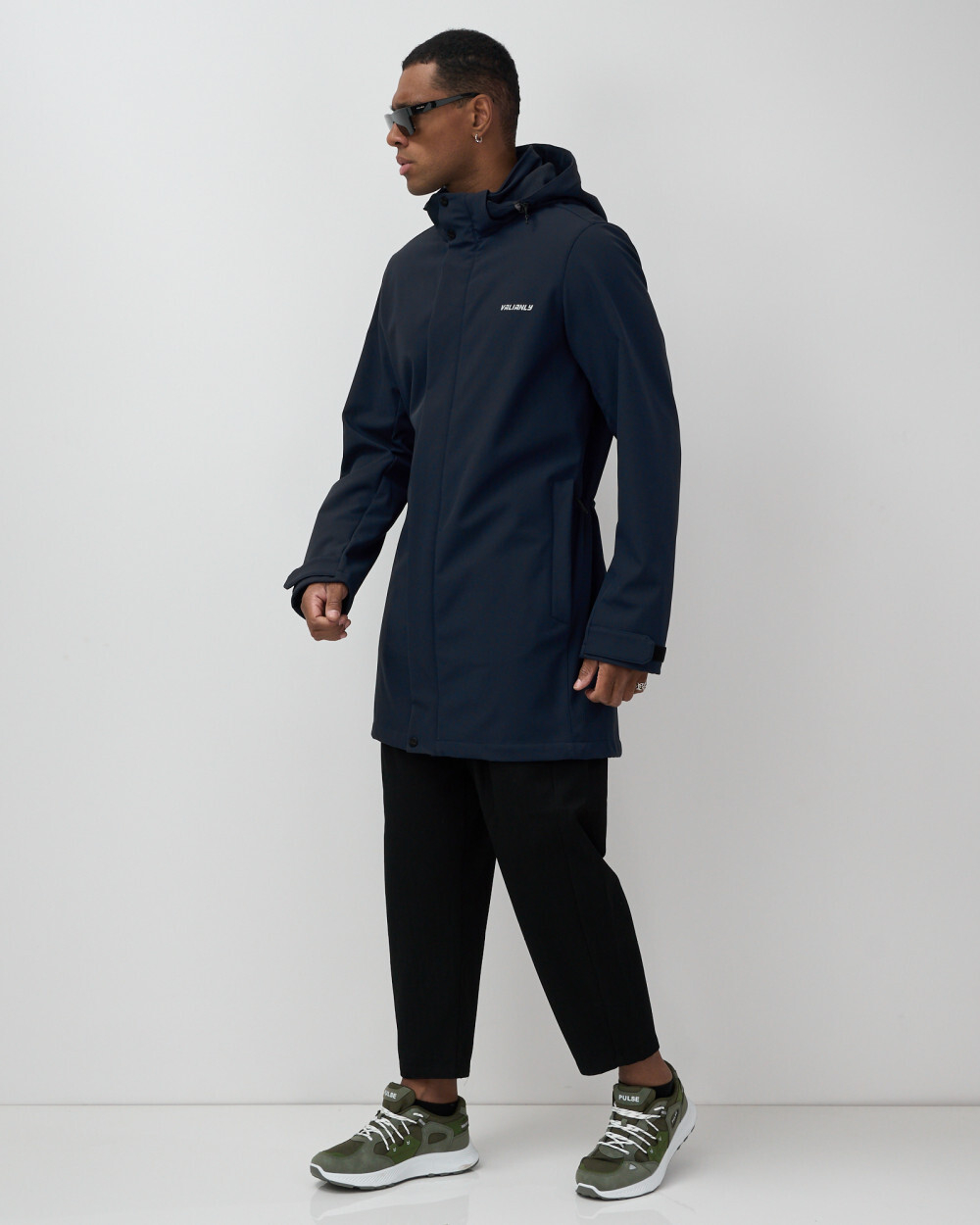 Парка спортивная мужская с капюшоном softshell темно-синего цвета 9565TS