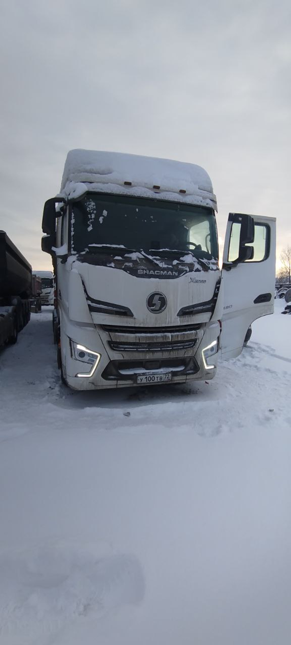 Shacman (Shaanxi) SX* 4x2 Седельный тягач SX4188YY381 (Дизельный, 12,5 л, 473 л.с., АТ)