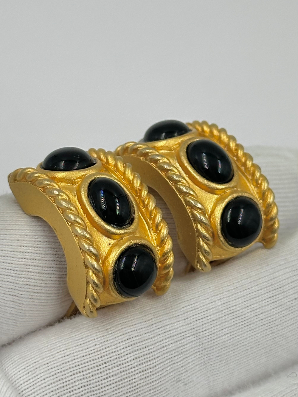 Клипсы с чёрными кабошонами