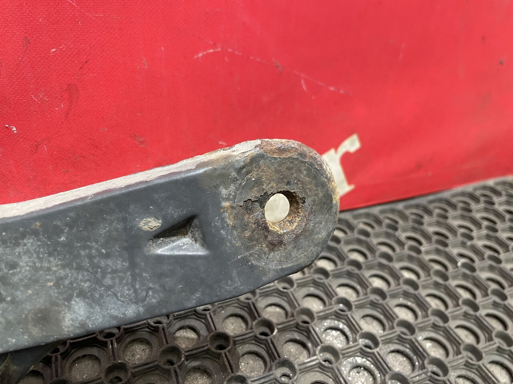 Кронштейн пневморессоры правый