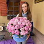 Букет из 51 пиона в голубом бархате