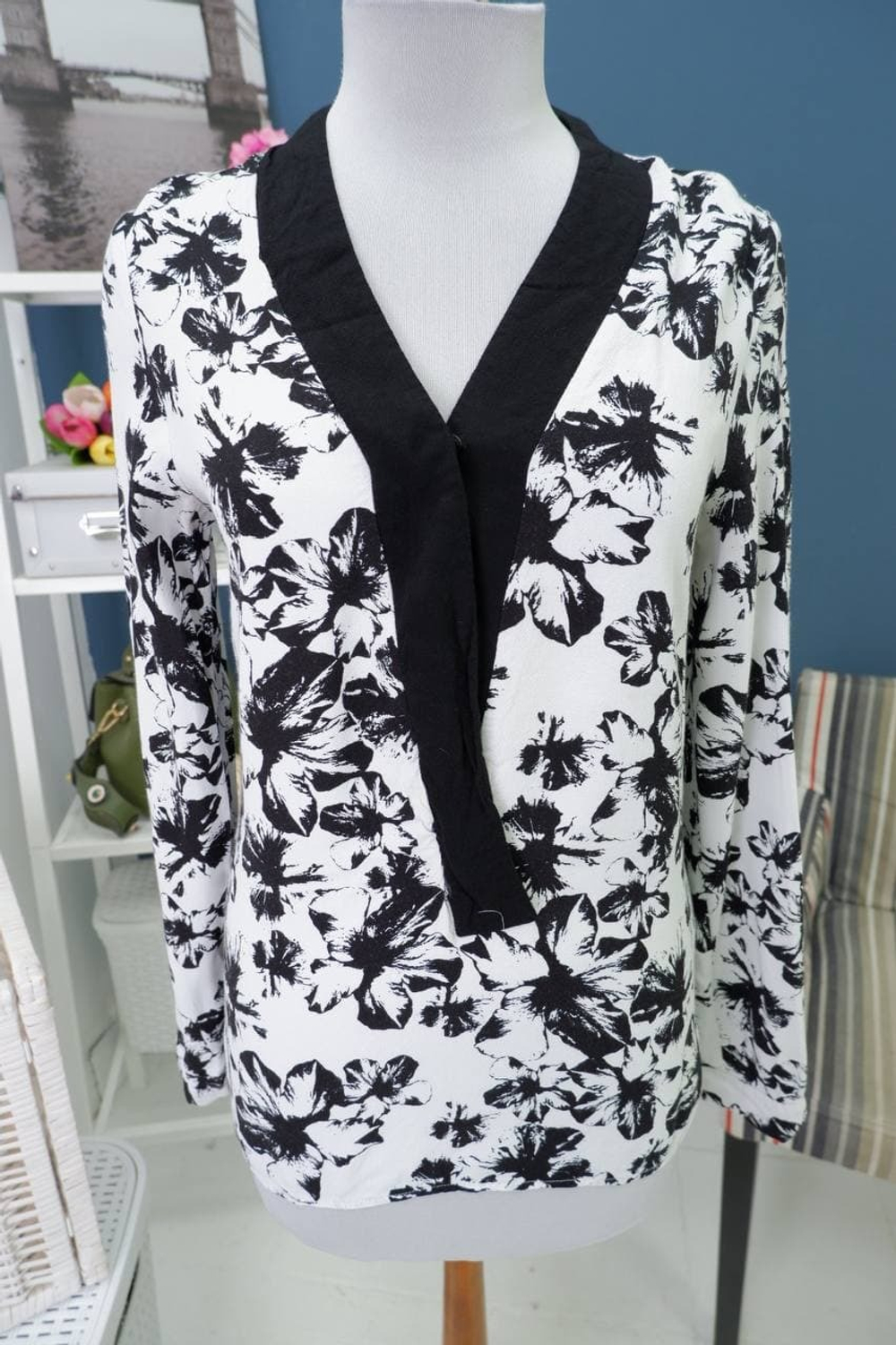 Блузка Le Chateau с цветами 40 размер