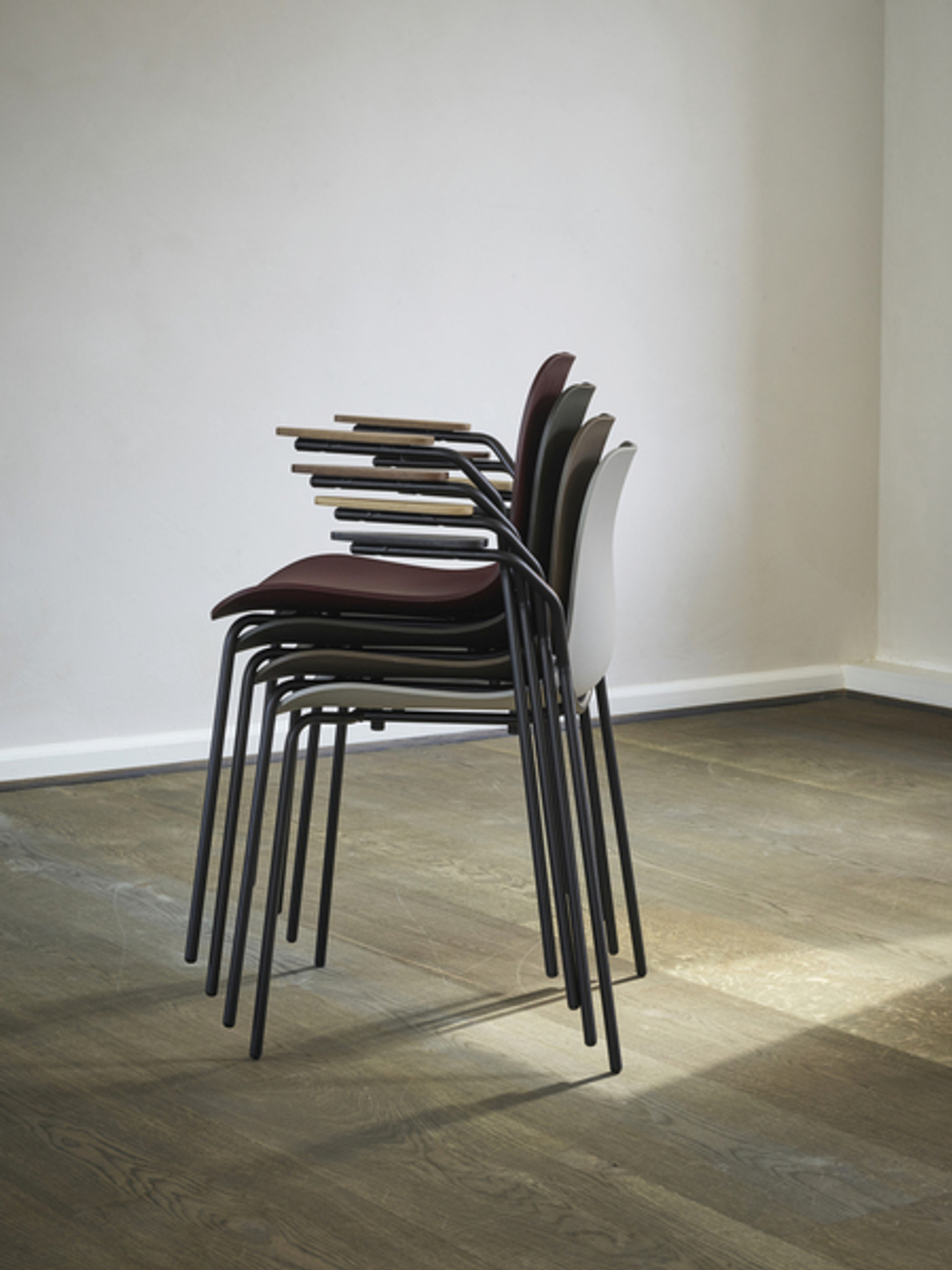 Обеденный стул Langue Stack с подлокотниками