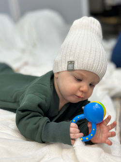 Шапочка вязаная в рубчик Чиполлино Сахар полушерсть RinaAmari