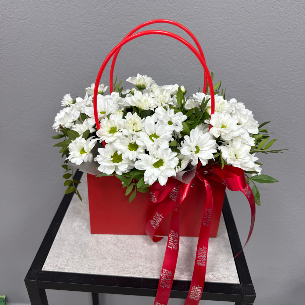 Композиция из хризантем в сумочке