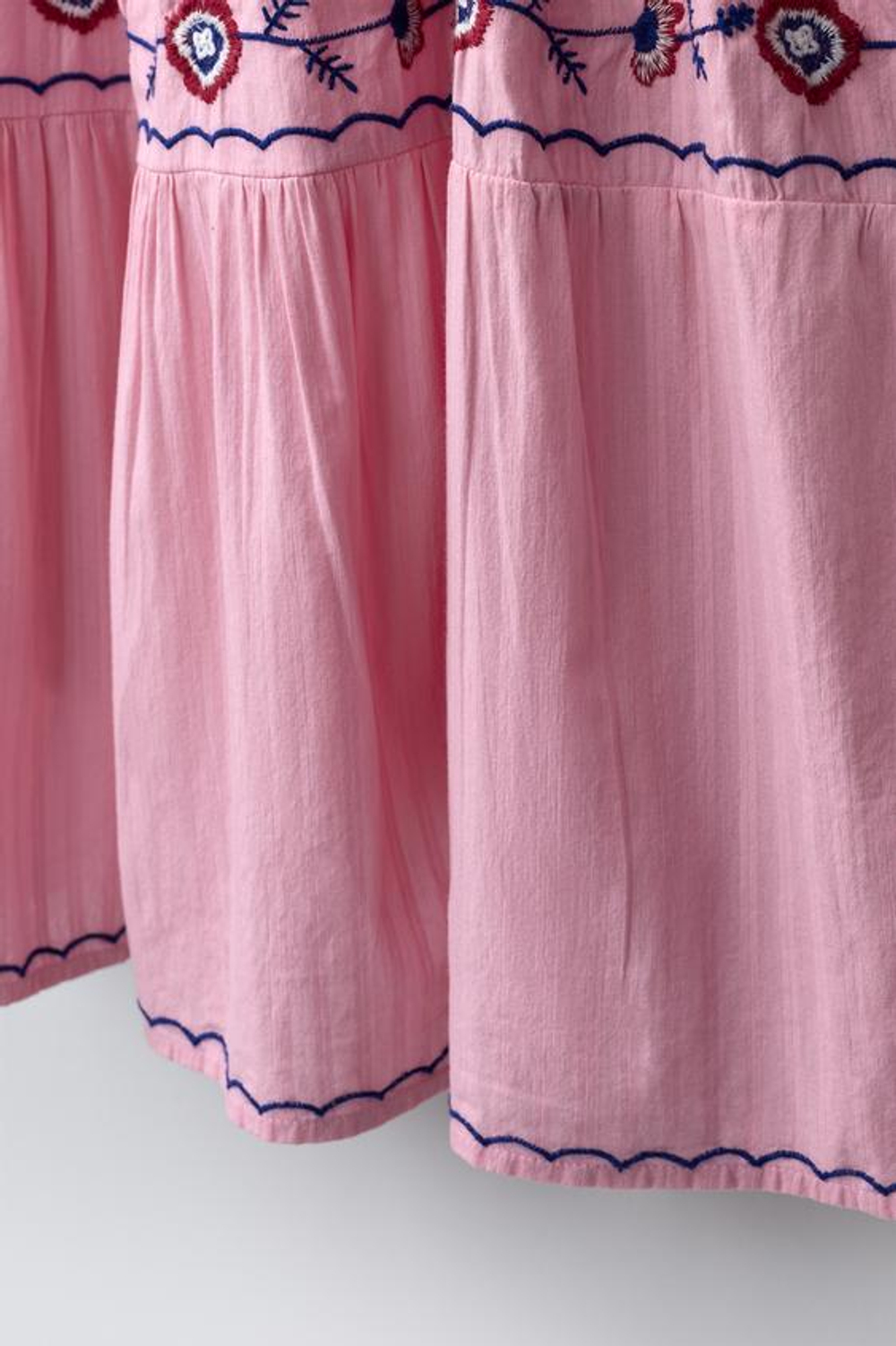 ZARA ПЛАТЬЕ С ВЫШИВКОЙ, КЛУБНИЧНЫЙ