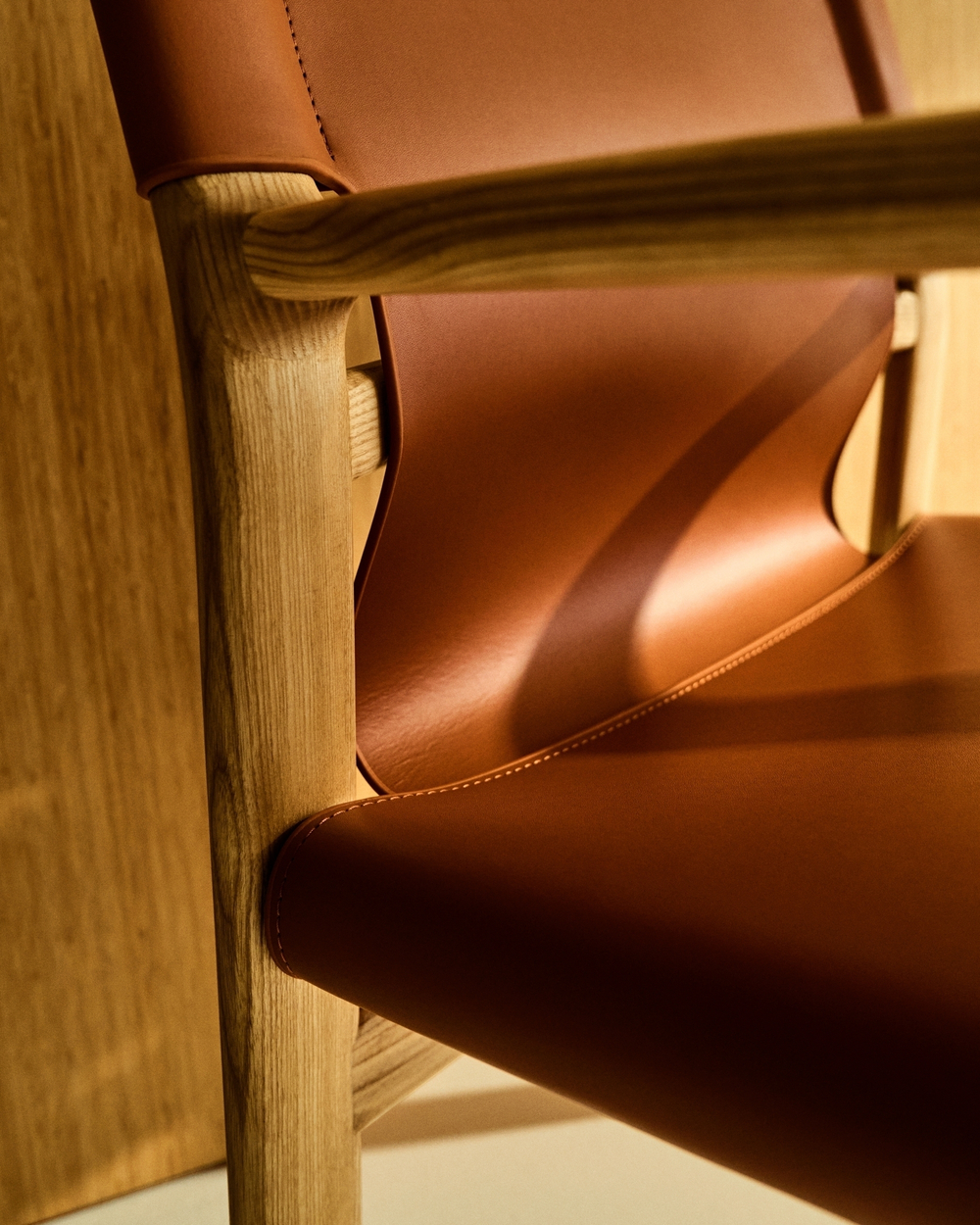 Стул Jan из переработанной кожи светло-коричневого цвета и ясеня в натуральном цвете