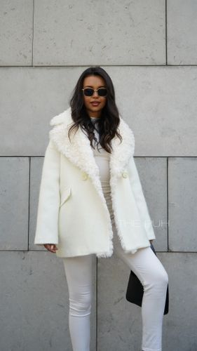 Двубортное укороченное пальто белого цвета