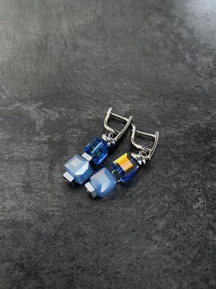 Серьги из голубых кубиков Swarovski, оттенок серебро