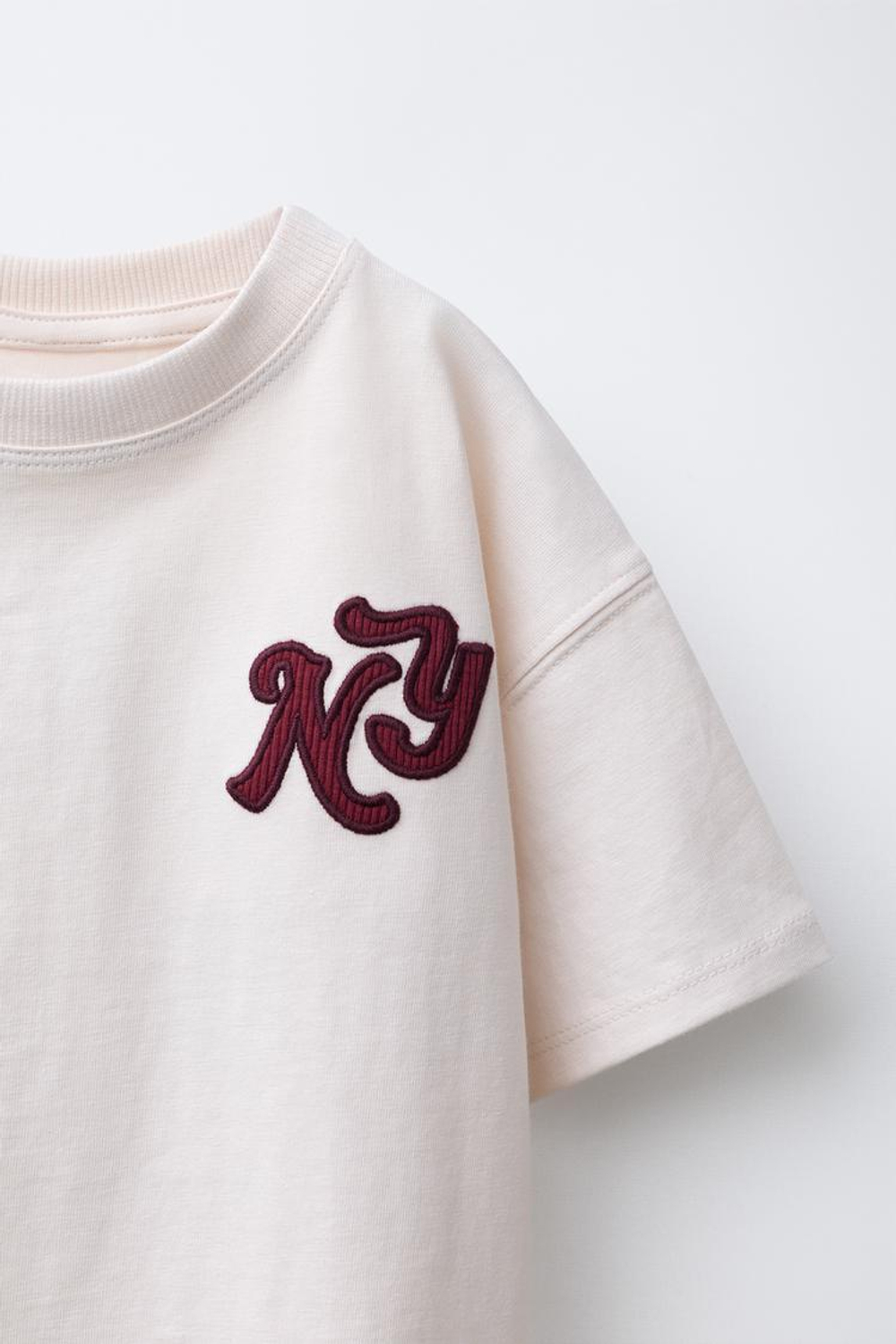 ZARA ФУТБОЛКА С ВЫШИВКОЙ, ЭКРЮ