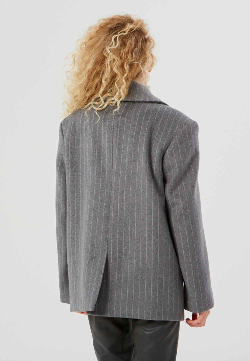 Пальто укороченное с широкой линией плеча серое