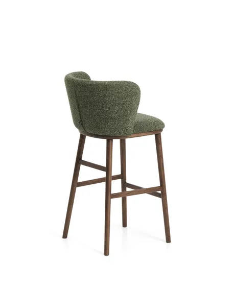 Барный стул Ciselia из темно-зеленого шенилла с ножками из ясеня в отделке орех