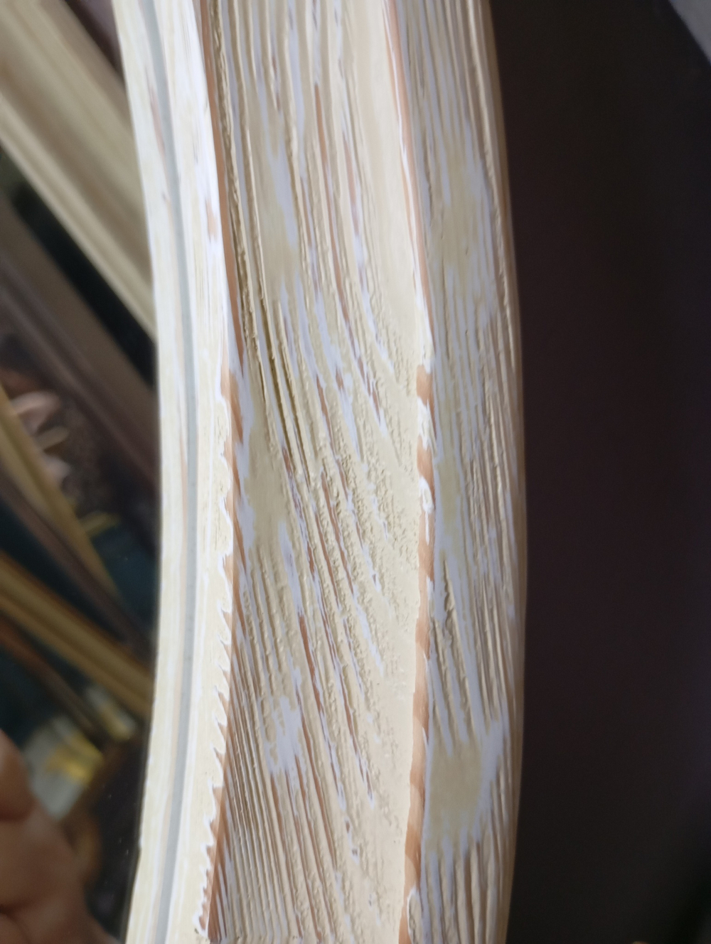 Зеркало круглое в деревянной раме