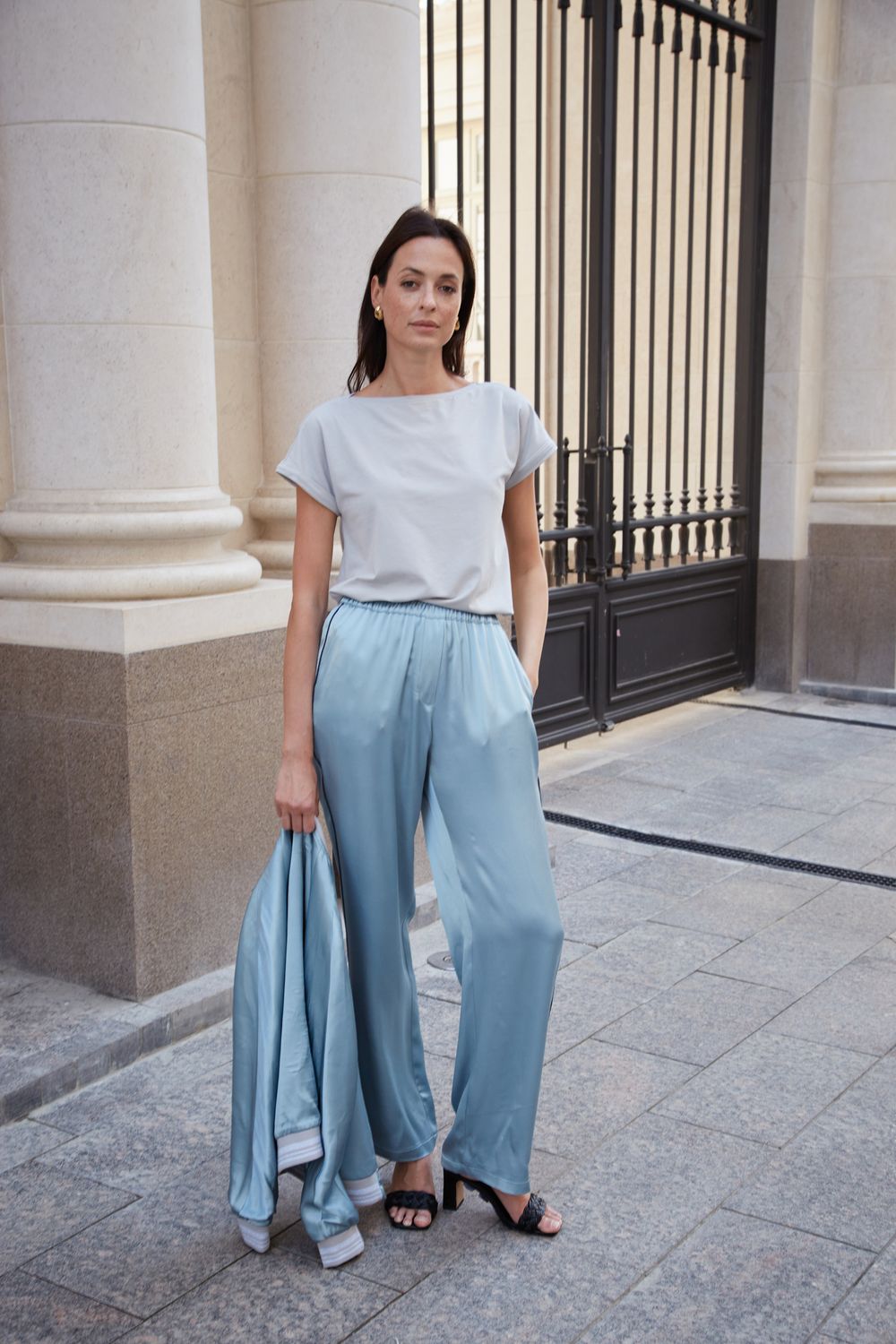 Комплект из голубой вискозы: брюки палаццо + бомбер