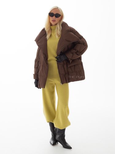 Удлиненный пуховик шоколадного цвета на косой молнии