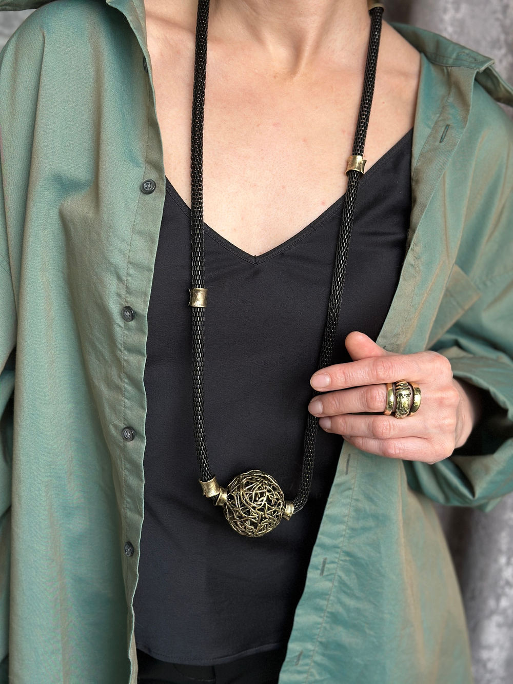 Колье ажурный шар на длинной металлической черной цепочке, бронза