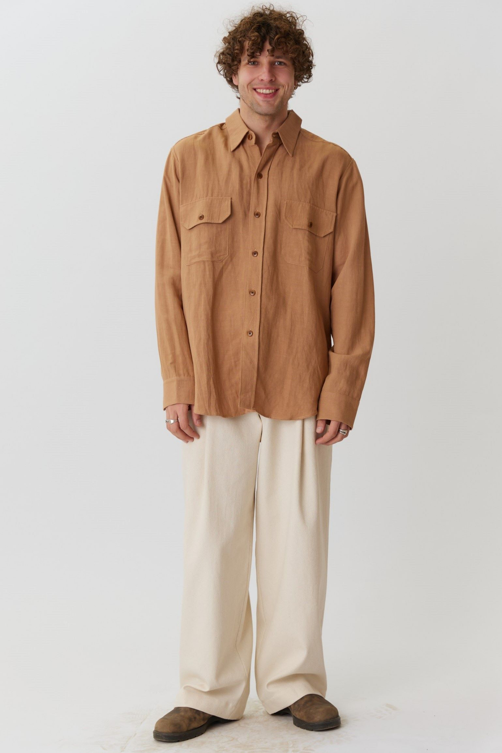 Объемная мужская рубашка из льна карамельного цвета
