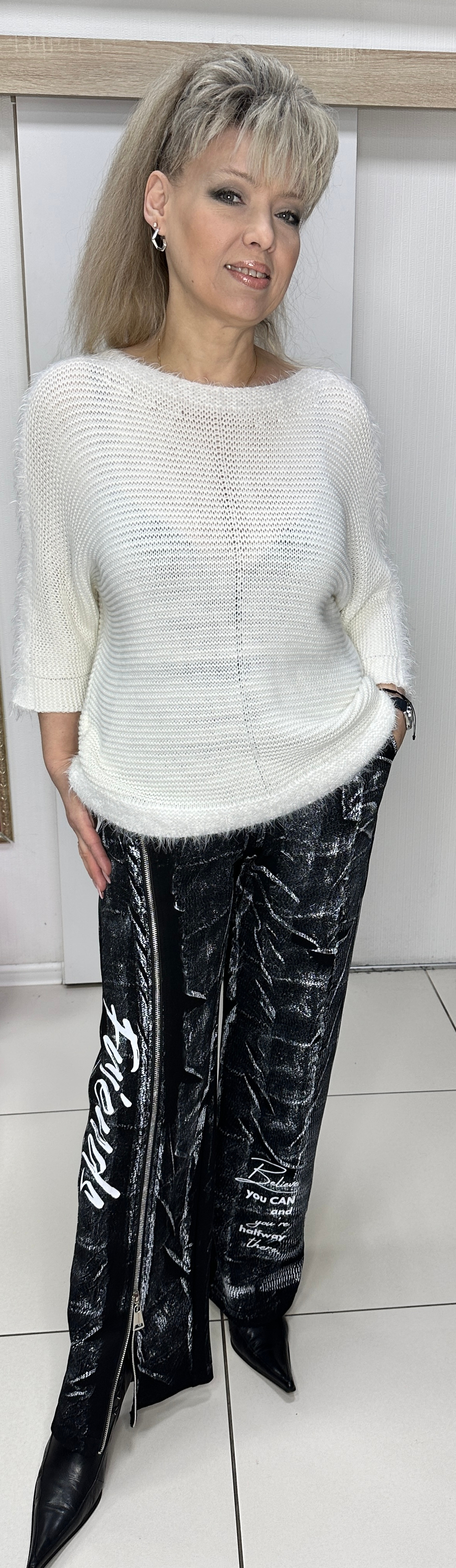 Черные с белым принтом брюки-палаццо и молнией по одной ножке