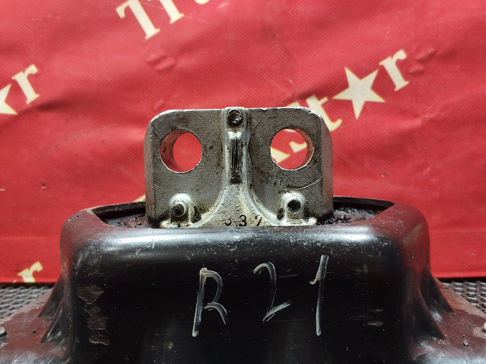 Подушка двигателя задняя