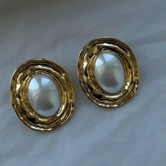 Серьги под золото с жемчужным центром
