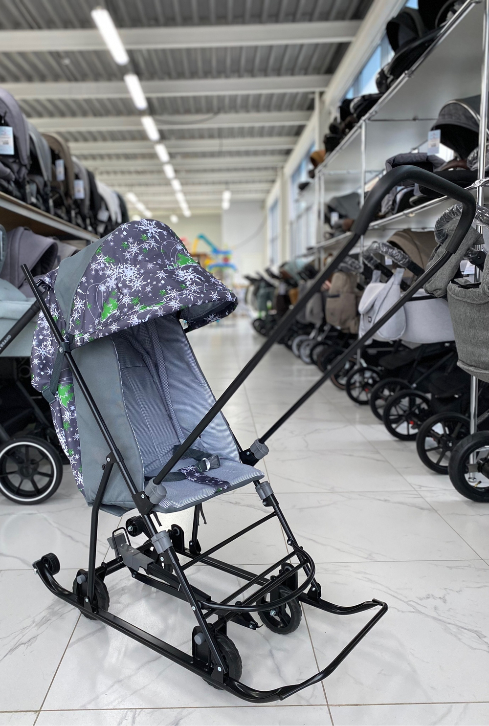 Санки-коляска СНЕЖИНКА УНИВЕРСАЛ 1 Елки на зеленом Арт. СНУ1