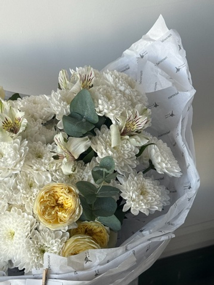 Букет из кустовых пионовивидных роз, хризантемы, альстромерии и эвкалипта